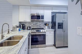 Exquisite 3rd floor beachfront condo shared pool and beach access - 6