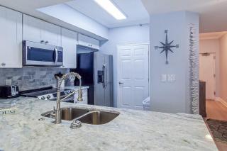 Exquisite 3rd floor beachfront condo shared pool and beach access - 5