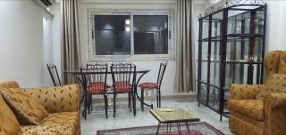 Cozy apartment quiet neighborhood queen bed heating free parking elevator AC - 0