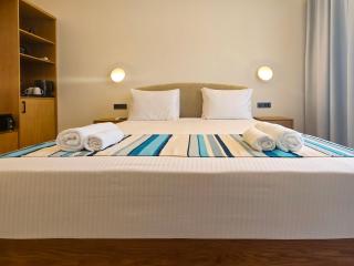 Aeolia Seaside Hotel - 9
