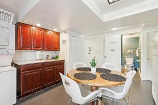 Brighton Basement Suite Near Park & Light Rail - 6