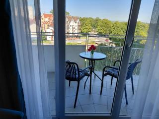 Jasny apartament z widokiem na kołobrzeską katedrę - 9