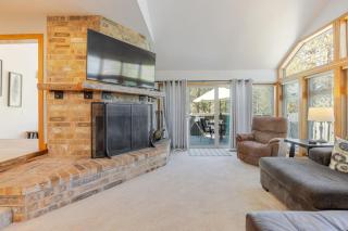 Hot Tub Retreat with Deck, Bikes and SHARC Passes - 3
