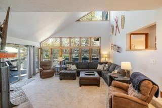 Hot Tub Retreat with Deck, Bikes and SHARC Passes - 1