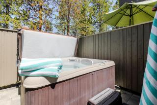 Hot Tub Retreat with Deck, Bikes and SHARC Passes - 4