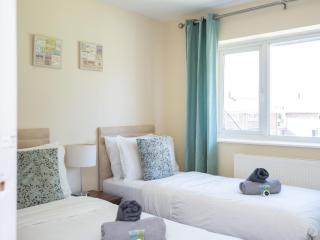 4 Bed House, With Garden, Close To Gatwick - 0