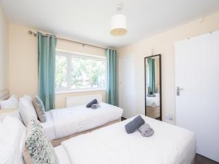 4 Bed House, With Garden, Close To Gatwick - 1