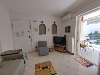 Leo's Sunny Apartment - 8