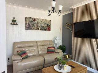 3Bed House Free Parking Contractors, Relocators & Families - 2