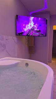 Romantic Suite with Private Jacuzzi - 6