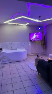 Romantic Suite with Private Jacuzzi - 3