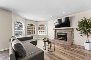 Mountain Views and Private Pool, Kelowna - 3