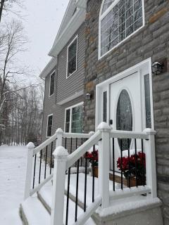 Lake view 4BDR new home in Pocono pool access - 7