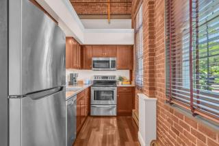 Jennifer's Historic Riverfront Loft Private Patio - 1