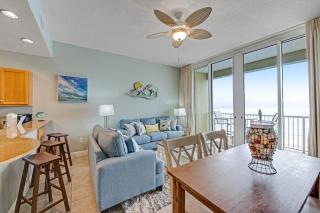 Stunning top-floor condo with balcony pool & beach access - great location - 4