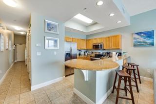 Stunning top-floor condo with balcony pool & beach access - great location - 2