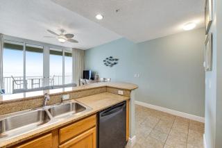 Stunning top-floor condo with balcony pool & beach access - great location - 1