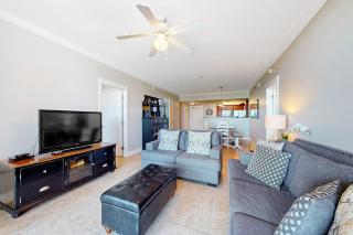 Newly renovated 1st-floor condo with seasonal beach service & beach views - 5