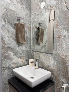 House of RaShe - Cozy 1BHK Near Golf Course Road - 9