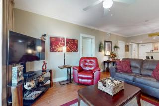 2nd-floor condo with balcony at Waterscape Waterfall lazy river & beach chairs - 8