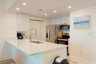 4th-floor remodeled condo with pool hot tub fitness room balcony & lazy river - 2