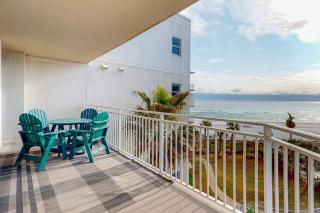 Beautiful beachfront home with balcony shared pool and beach access - 9