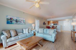Beautiful beachfront home with balcony shared pool and beach access - 6