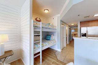 Ocean-view condo with heated pool hot tub gym & W&D - snowbird-friendly - 3