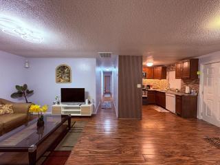 4BR Minutes from Famous Universal Studios, Disney World, Downtown and Other Renowned Attractions!! - 1
