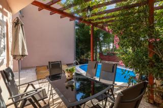 Seaside apartments with a swimming pool Medici, Omis - 7461 - 2