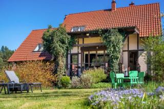Large, comfortable holiday home with a garden - 0