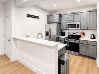 Modern Downtown Suite & Walk to Convention Center, Suite 104 - 2
