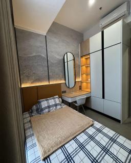 Premium 2 Bed bathtub Menara Jakarta TowerAzzure - 6