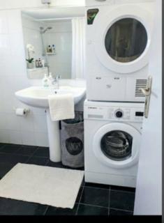 Modern 2BR city flat 10min from the beach - 9