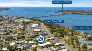 Bribie Escape, Top Floor Unit with Waterviews - 0