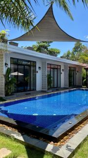 Private Bungalow by Large Salt Water Pool & Jacuzzi, Fast WIFI & Garden - 4