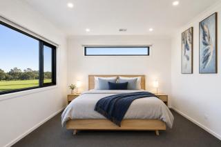 Island Family Retreat by Ready Set Stay - BYO Sheets and Towels - 4