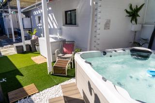 Hot Tub, Ice Bath, Gym, Sauna, Pool Table Coorparoo Haven - 1