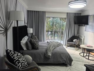 Executive Studio Waterkloof Glen - 1