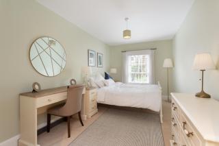 2 Bedroom Townhouse & Sunny Garden - 3