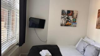 5 Bedrooms 6 TV's Free Wi-F On Road Parking - 1
