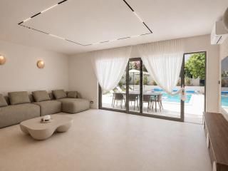 Villa Mariva Sutivan, Modern 4BR & Heated Pool - 5