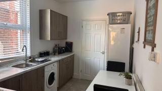 5 Bedrooms 6 TV's Free Wi-F On Road Parking - 4