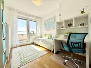 Spacious 2BD apartment with terrace at Kramáre - 3