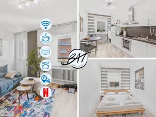 BAT Home Solutions Saarburg Altstadt - alles was ein Hotel nicht bietet - 3 Apartments 45 bis 75 qm für bis zu 12 Personen - direkt unter der Burg - 2 Min zur Altstadt - Weinbergblick, Heimkino und E-Ladesäulen - 8