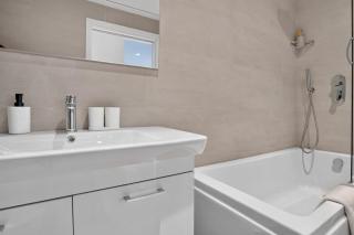New Luxury Sea View Apartment, Mercury Towers - 3