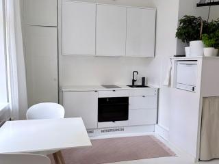 Scandinavian apartment with excellent transit links - 9
