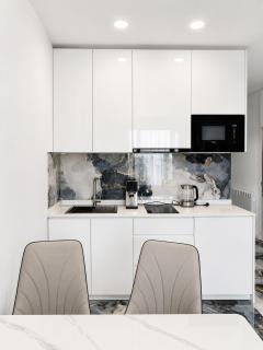 Hostly, Blue Sky top residence with view - 0