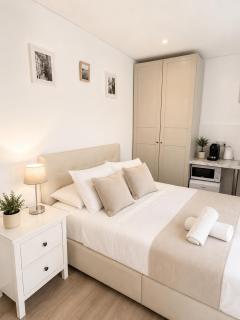 Grand Central House - Master Penthouse Double Room Ensuite - GibraltarStay Apartments - 6