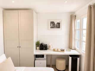 Grand Central House - Master Penthouse Double Room Ensuite - GibraltarStay Apartments - 4